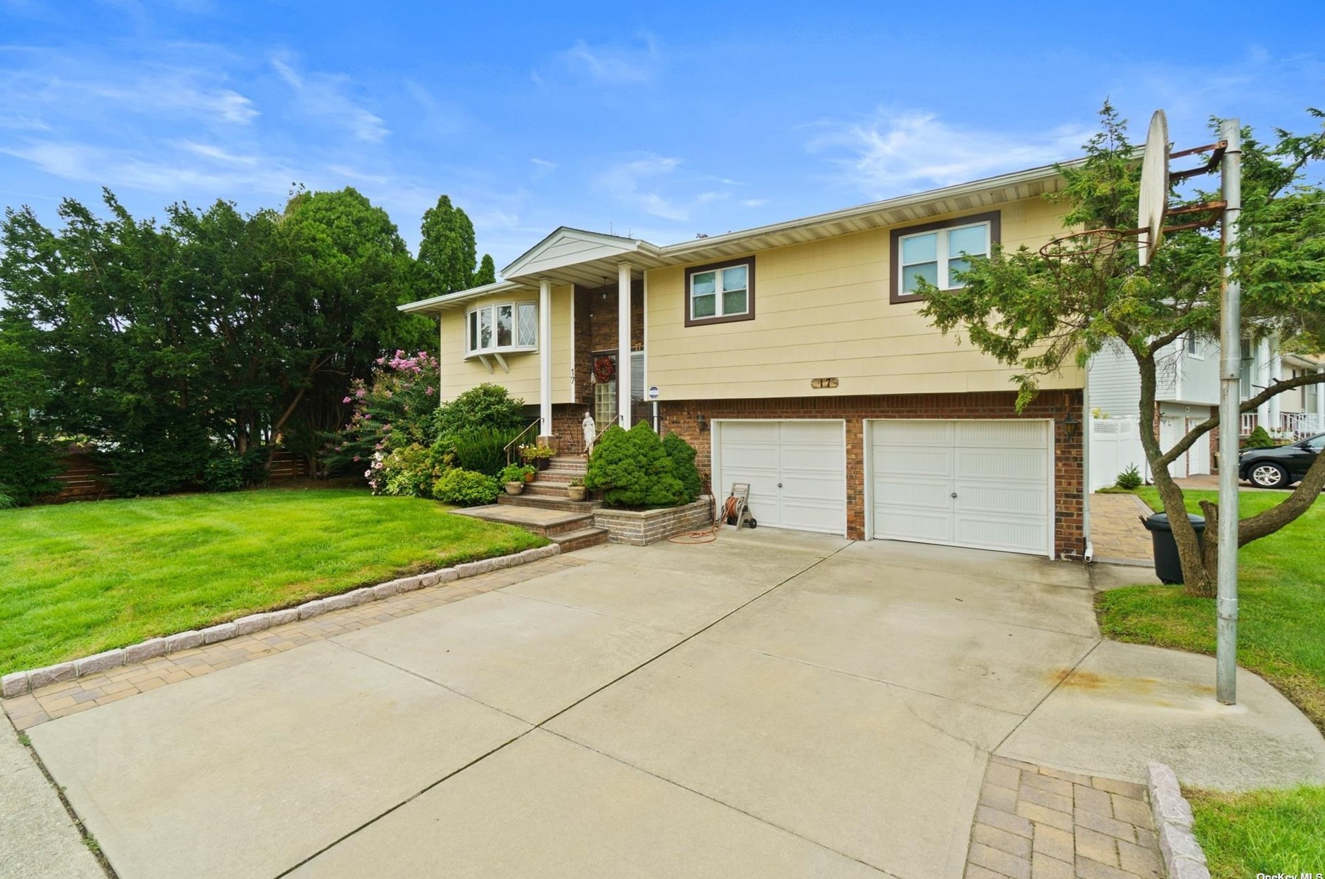 17 Lawrence Ct, Hicksville, NY 11801