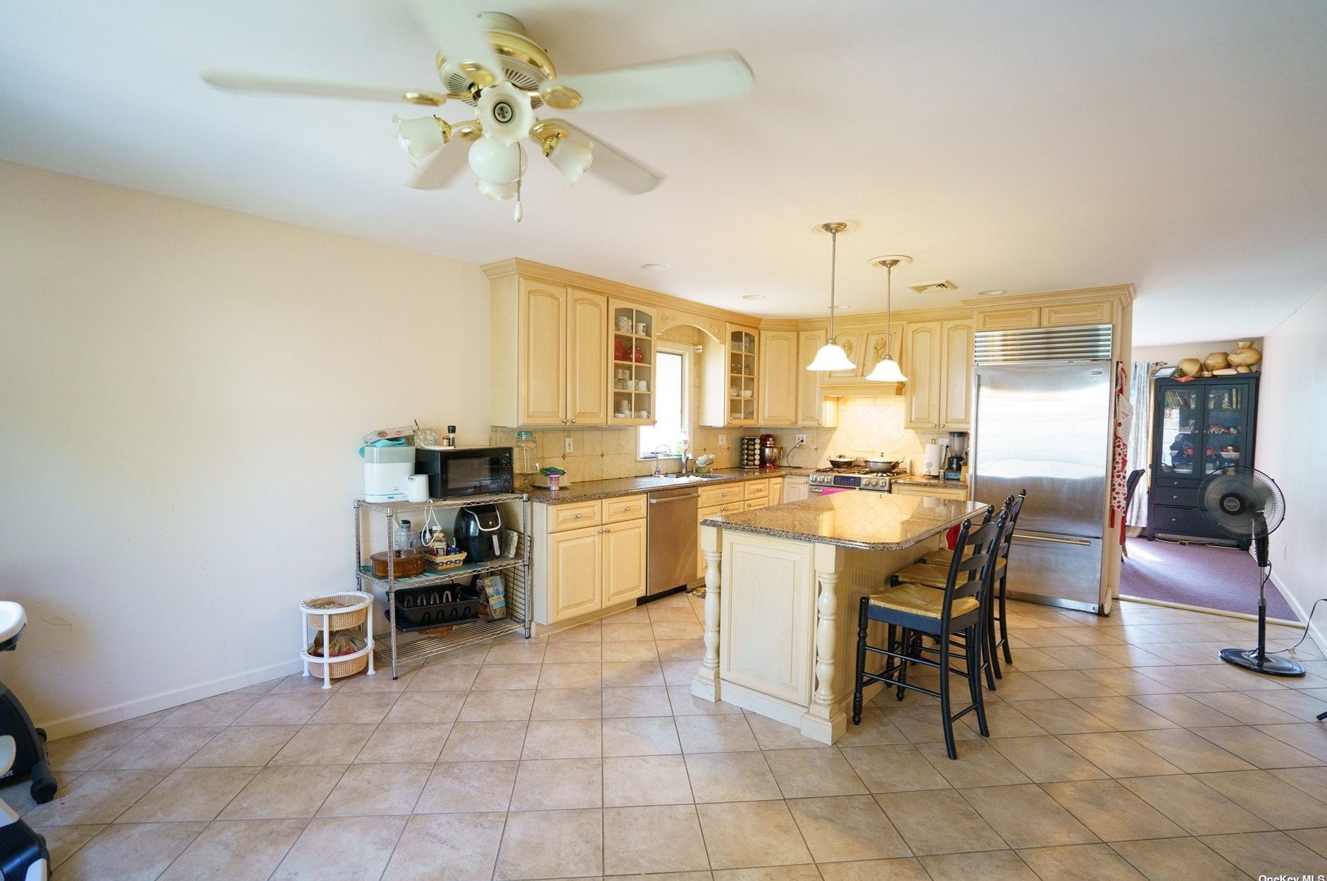 24 Cable Ln, Hicksville, NY 11801
