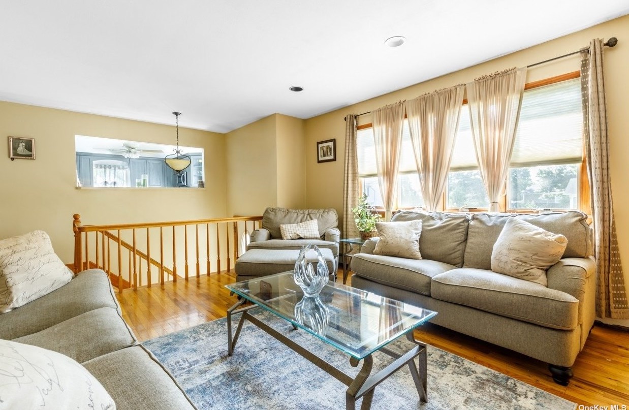 1012 10th St, Babylon, NY 11704