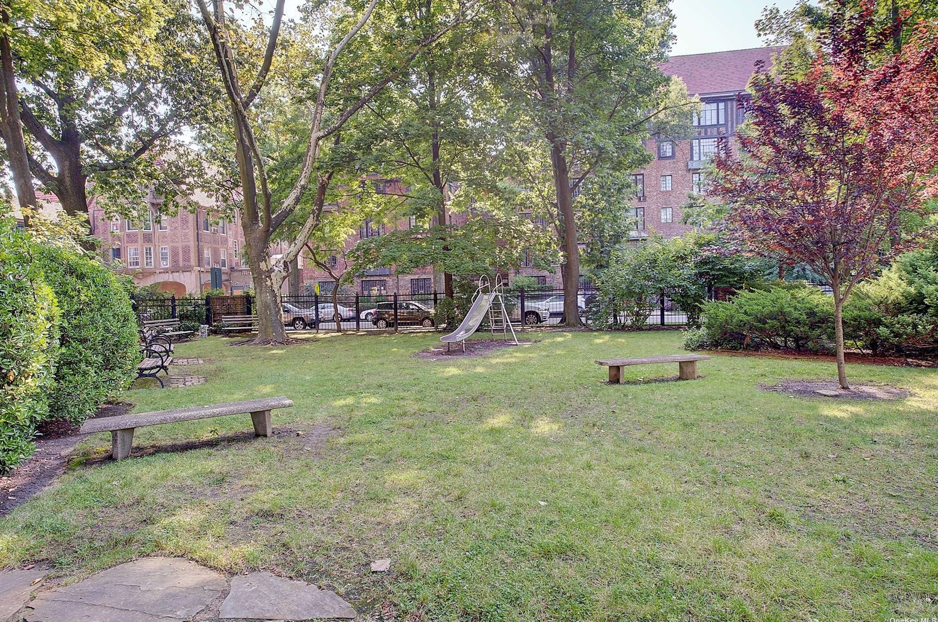 6 Burns St, Flushing NY 11375-5281 exterior