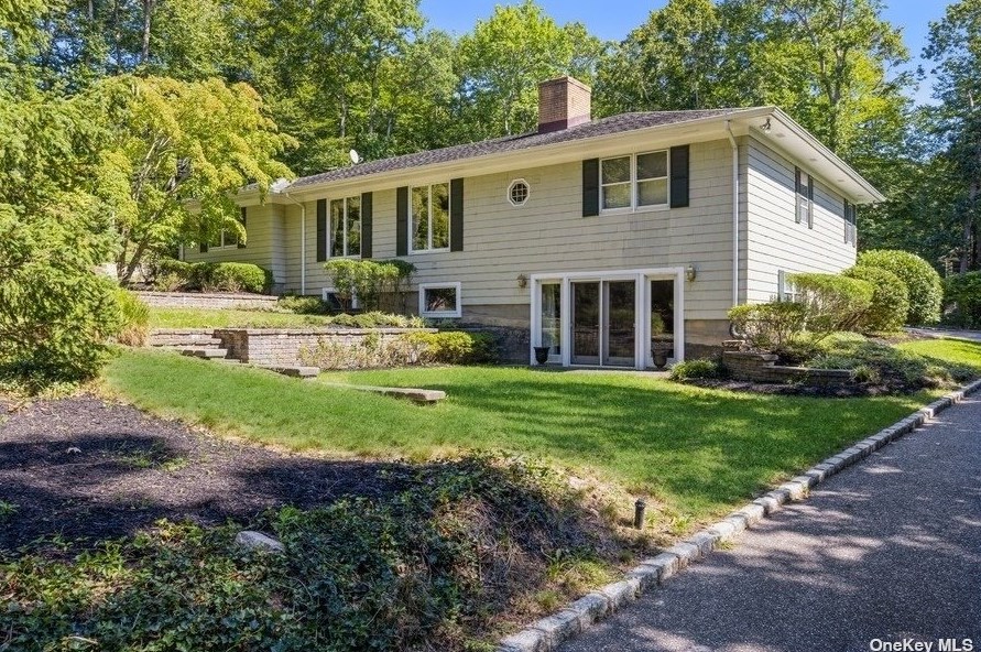 27 Linda Ln, Northampton, NY 11901-6308