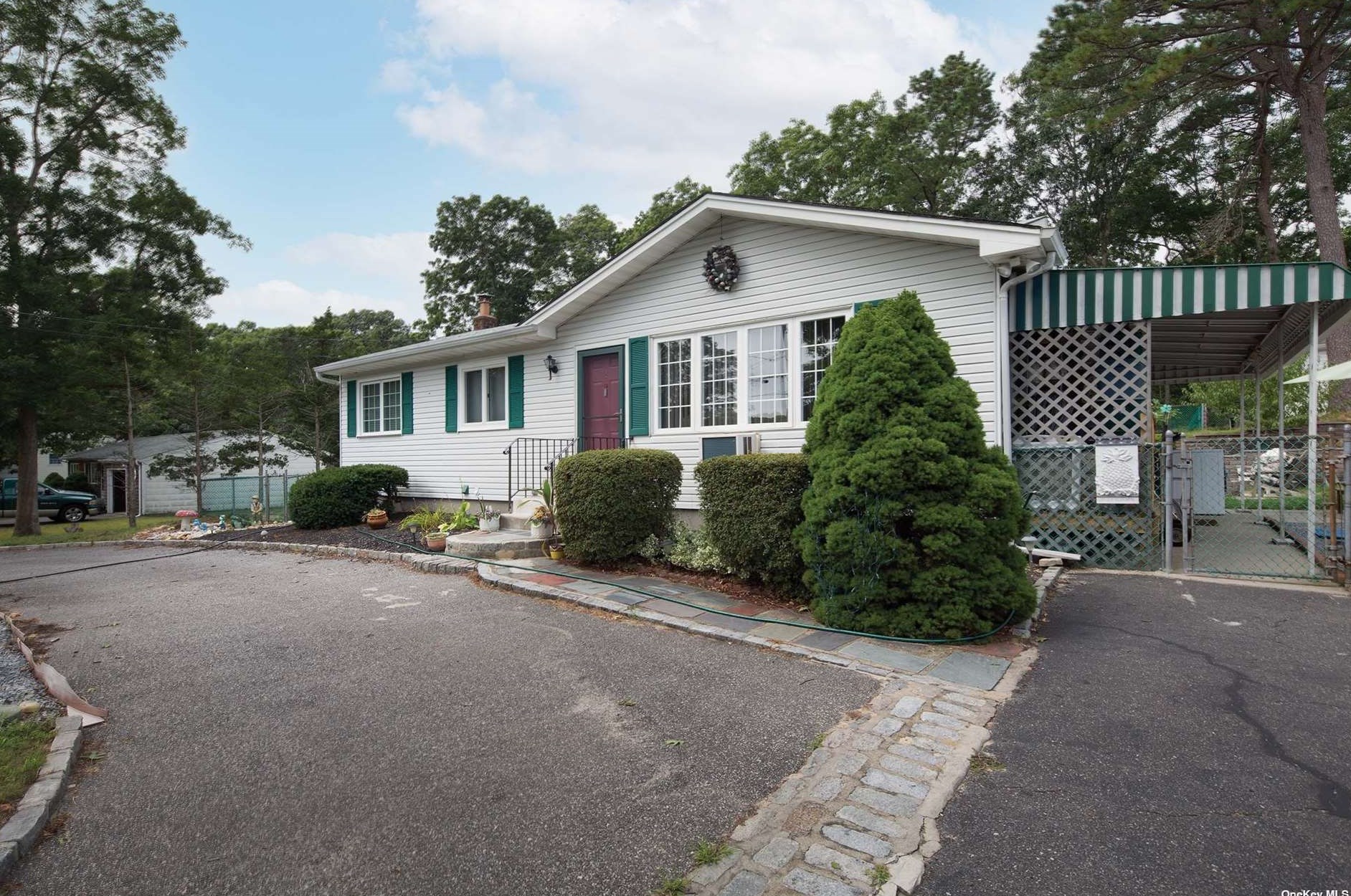 1 Duke Pl, Hampton Bays, NY 11946-1969