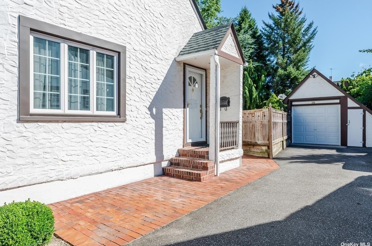 26 Kensington Ct, Hempstead, NY 11550-2126