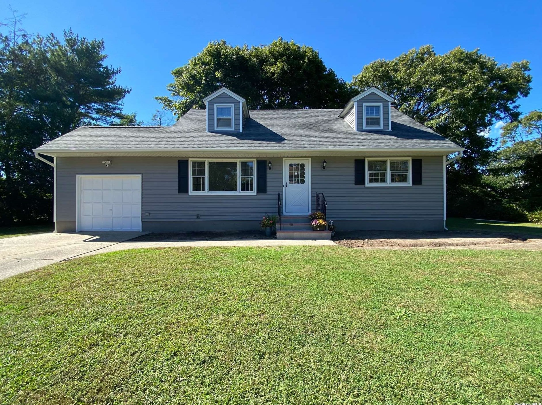 44 Pine Tree Dr, Smith Point, NY 11967-4338