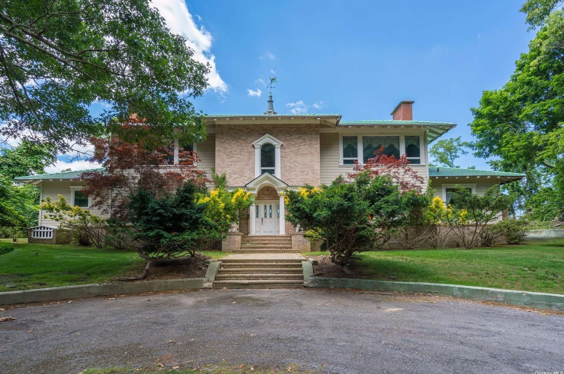 78 Mount Grey Rd, Strongs Neck, NY 11733-1609