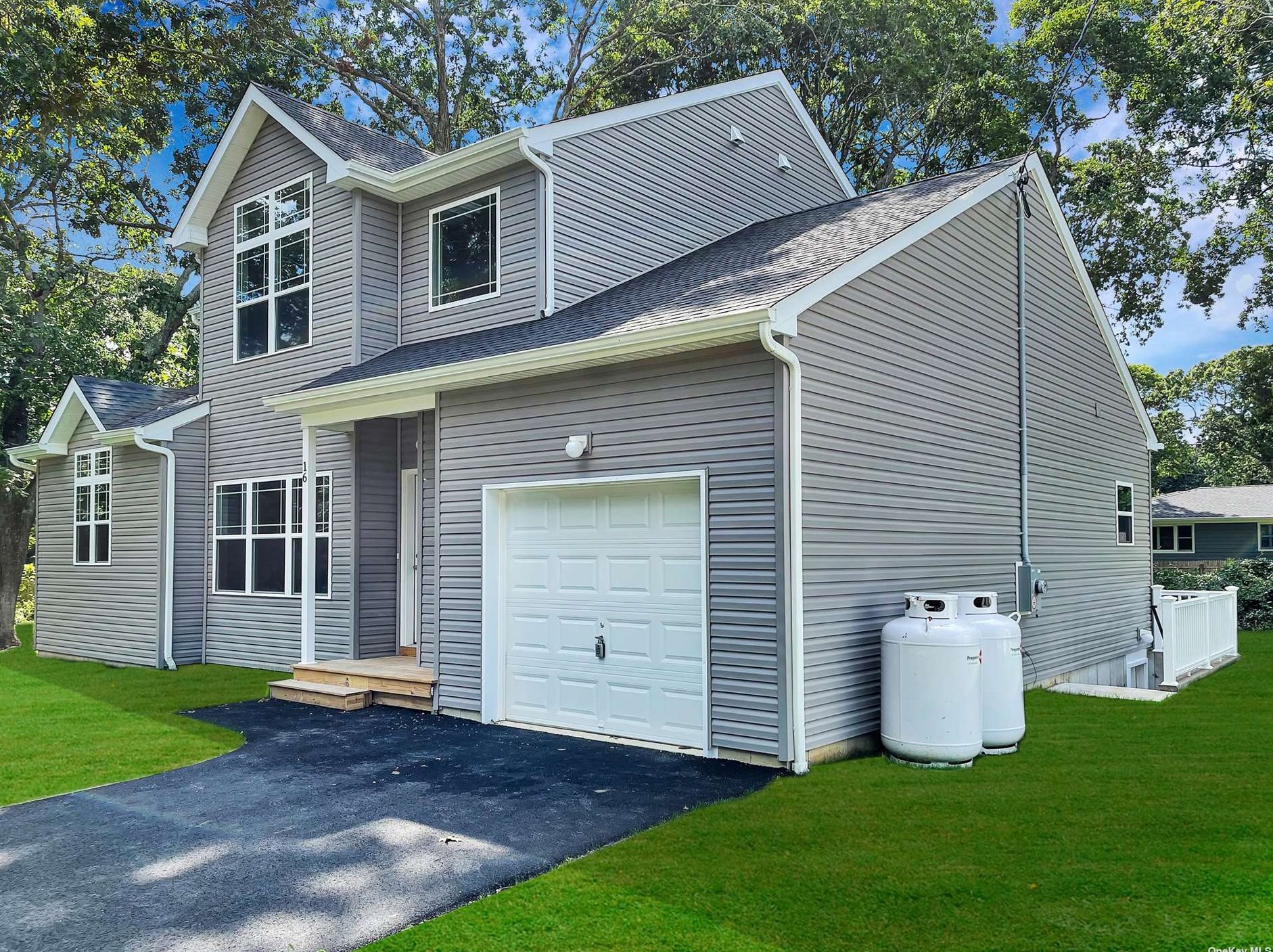 12 Cranford Blvd, Manor Park, NY 11950-1308