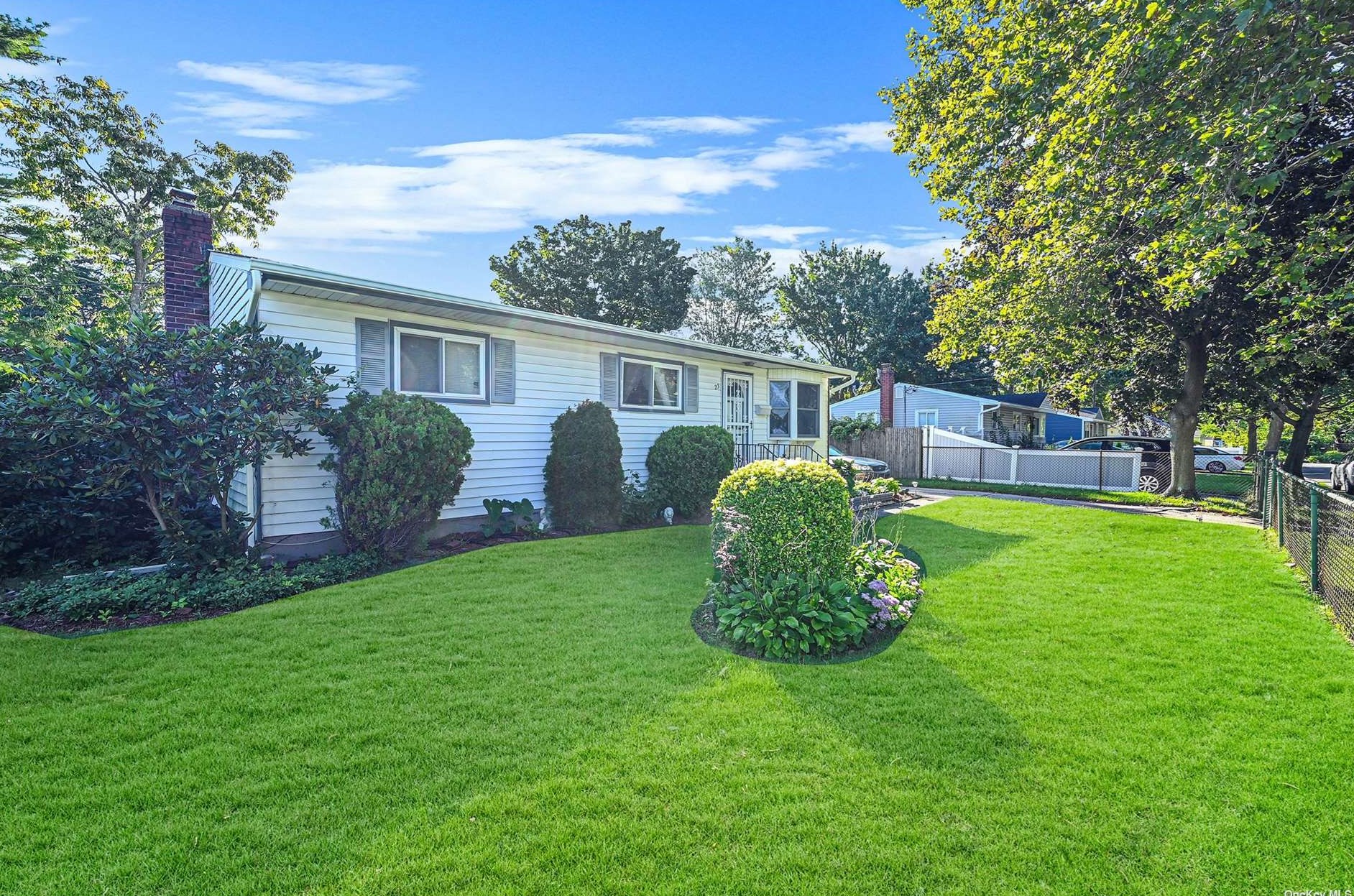 23 Henderson Pl, Pine Air, NY 11717-1108