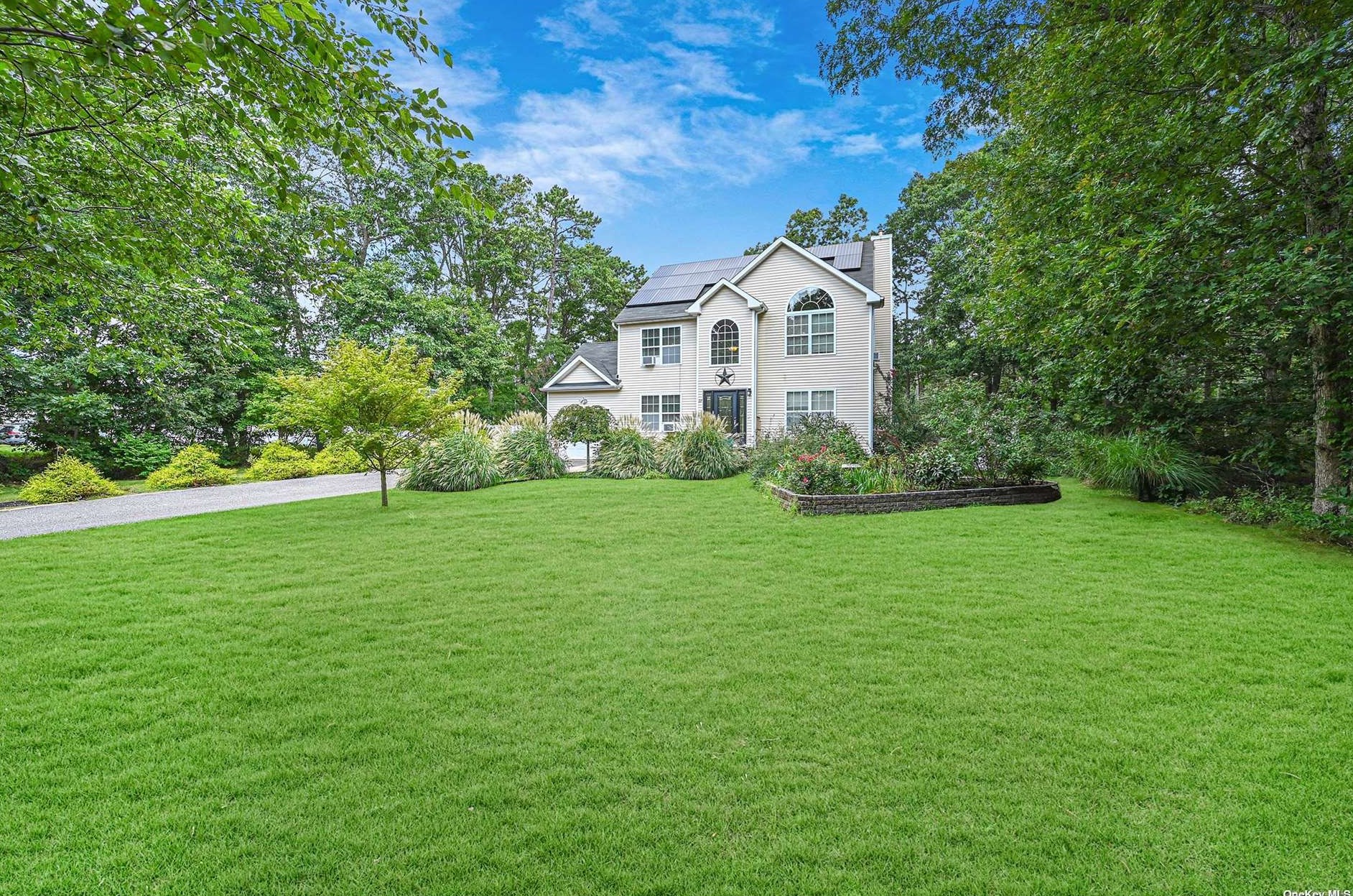 27 Campbell Dr, Manor Park, NY 11950-1101