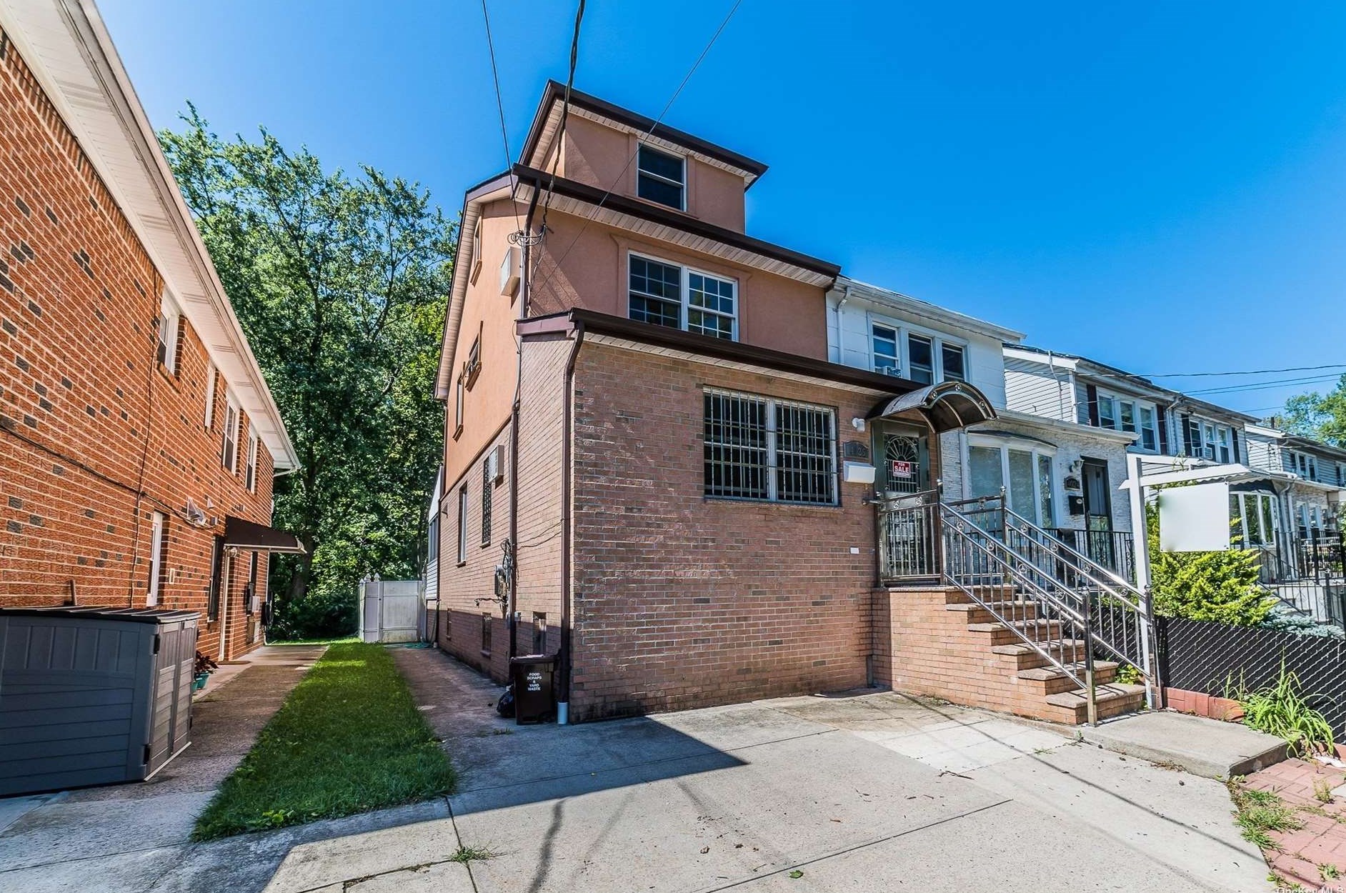 40-26 247th St, Flushing, NY 11363-1637