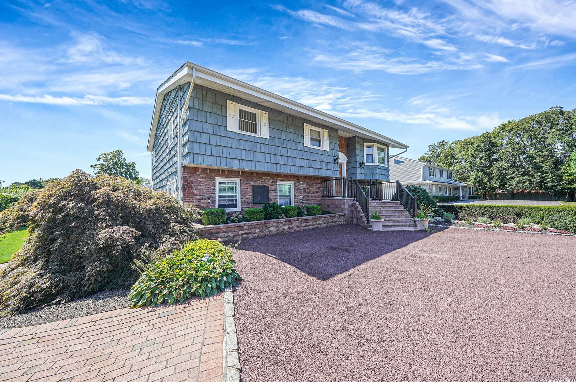 300 Oak Neck Ln, West Islip, NY 11795