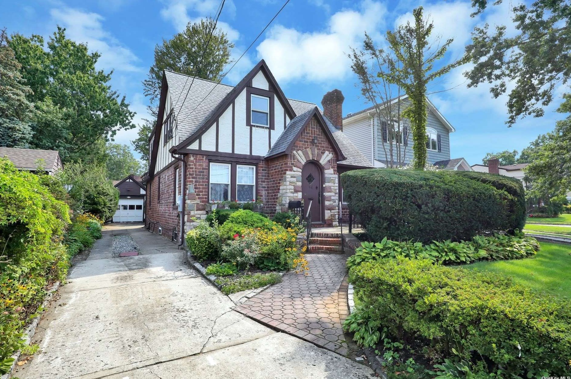 54 Stevenson St, Lynbrook, NY 11563-1115