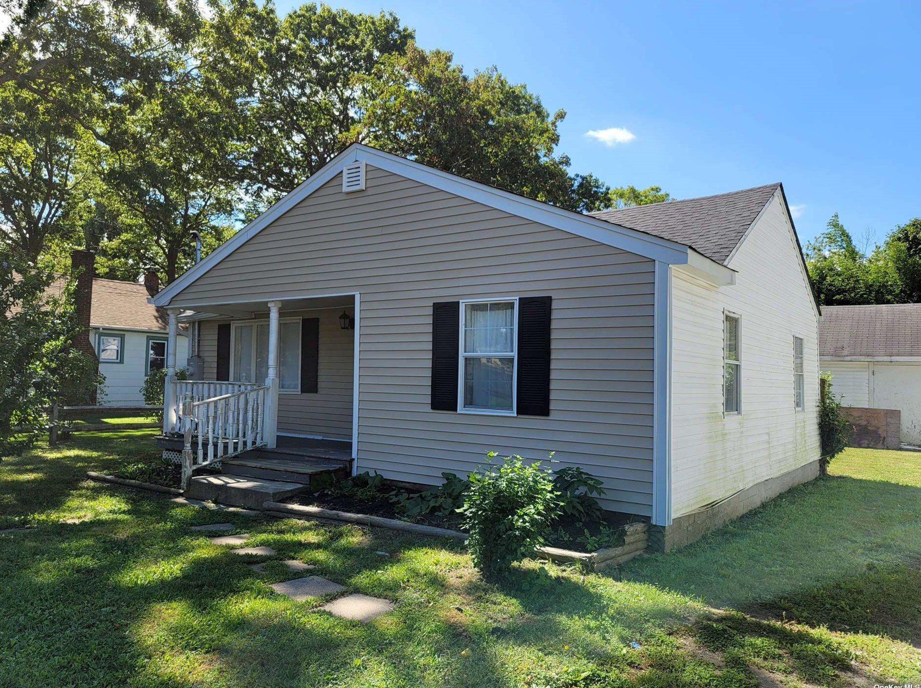 142 Daisy Dr, Old Mastic, NY 11951-3712