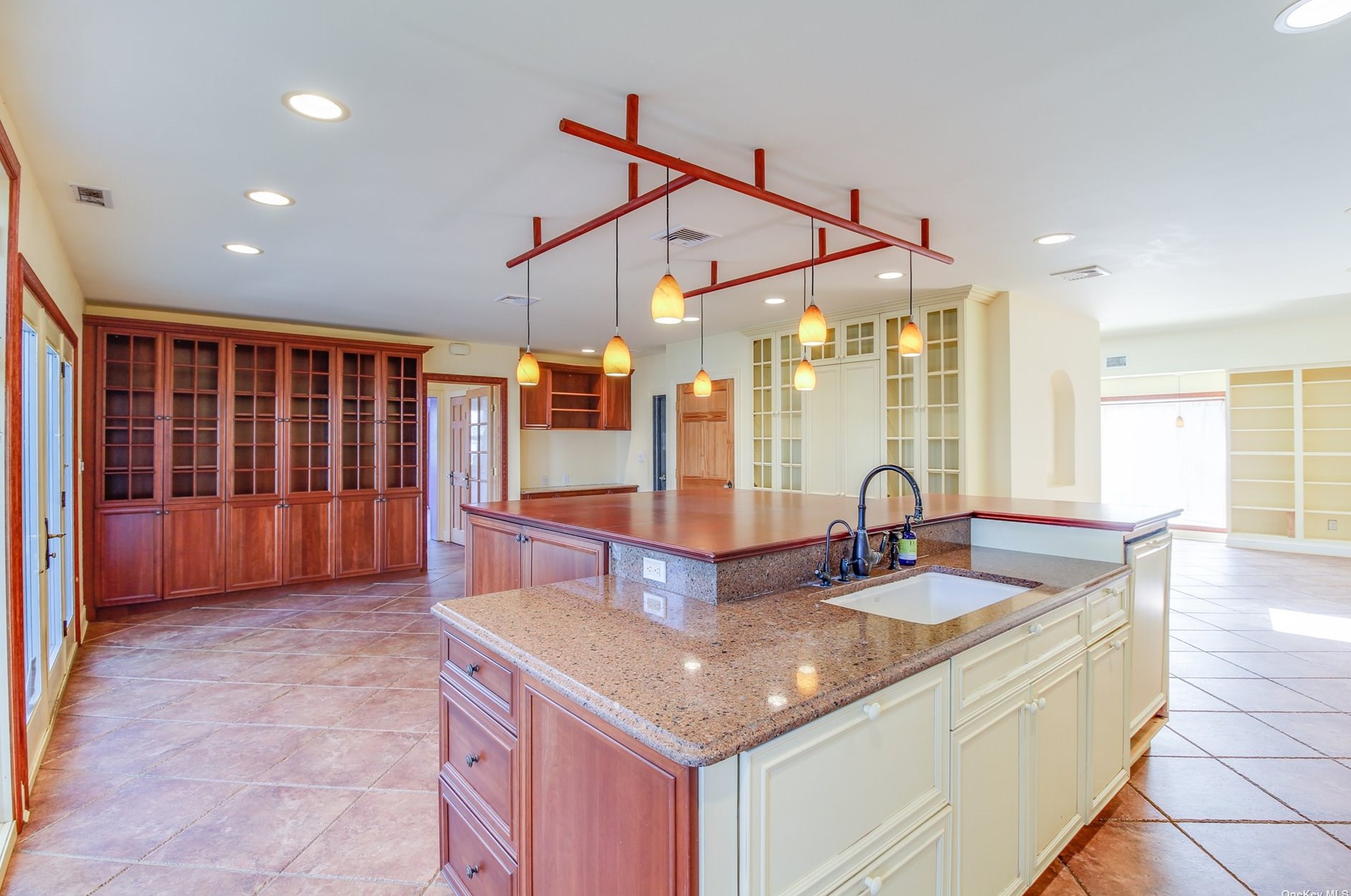 327 Dennis St, Rockville Centre, NY 11572-4313