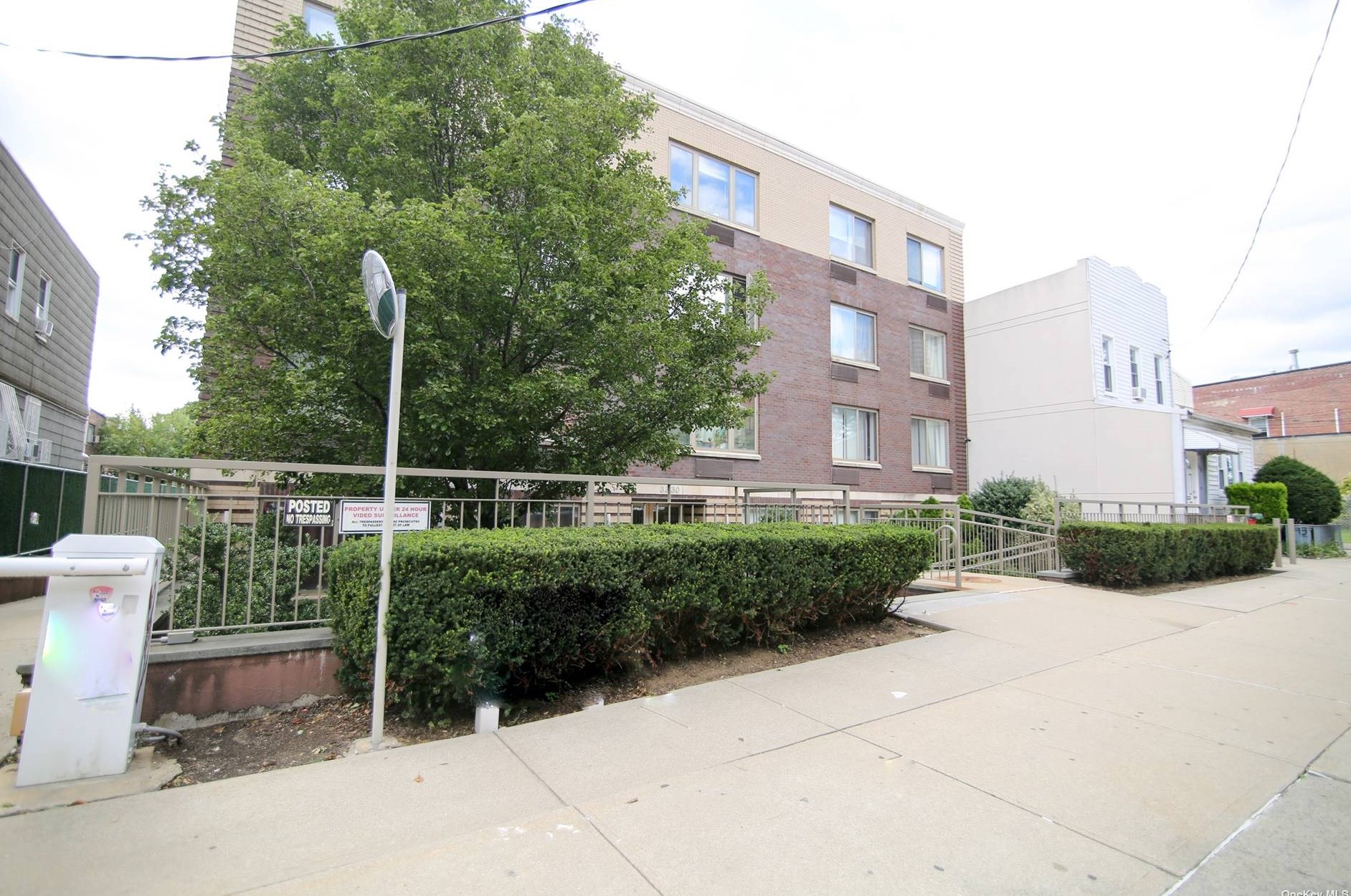 33-30 61st St, Flushing, NY 11377-1222