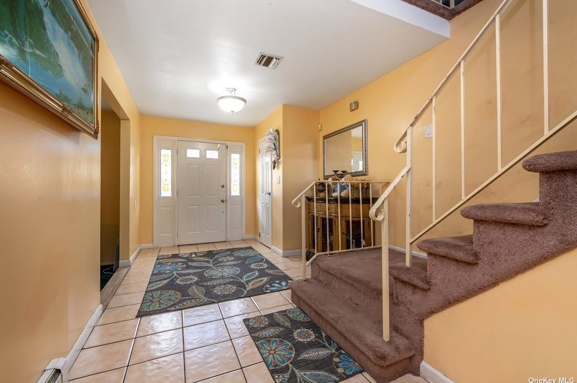 138 Gerhard Rd, Hicksville, NY 11803