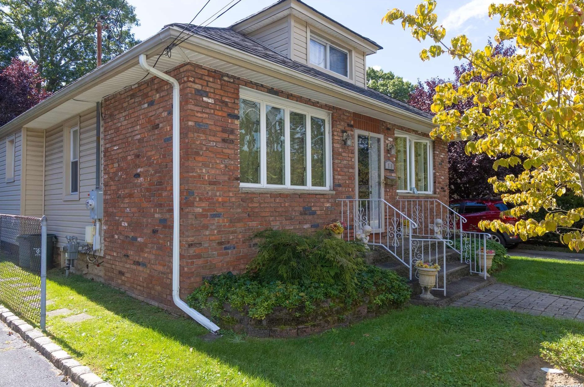 129 Smith St, North Merrick, NY 11566-3516