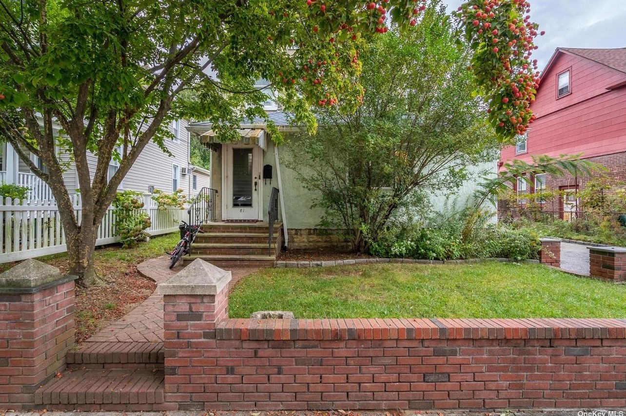 81 Winter St, Lynbrook NY  11563-2034 exterior
