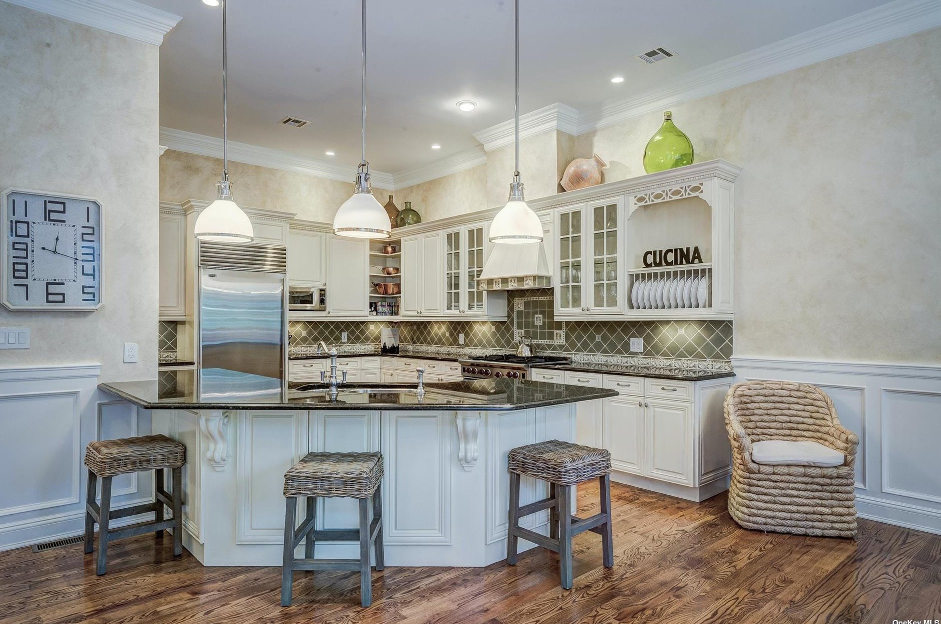 54 Kensington Cir #-, North Hills, NY 11030