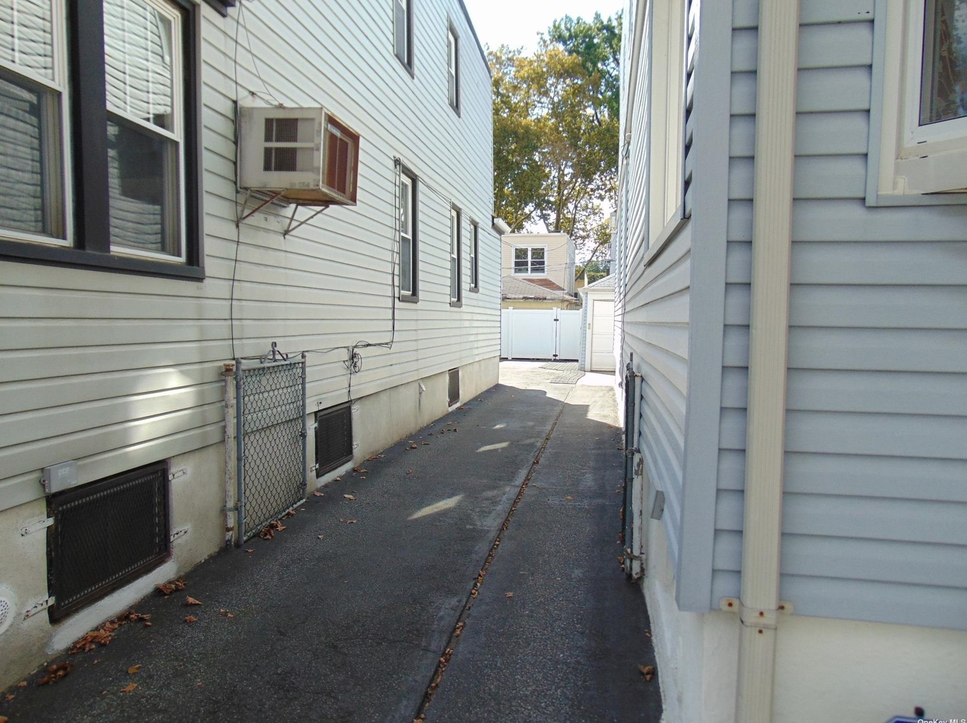 69-34 67th St, Flushing, NY 11385-3776