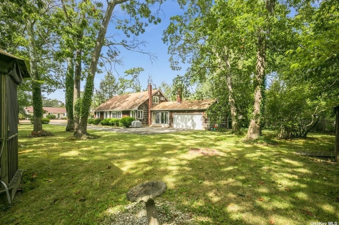 41 Elm Ave, Smithtown, NY 11787-3507