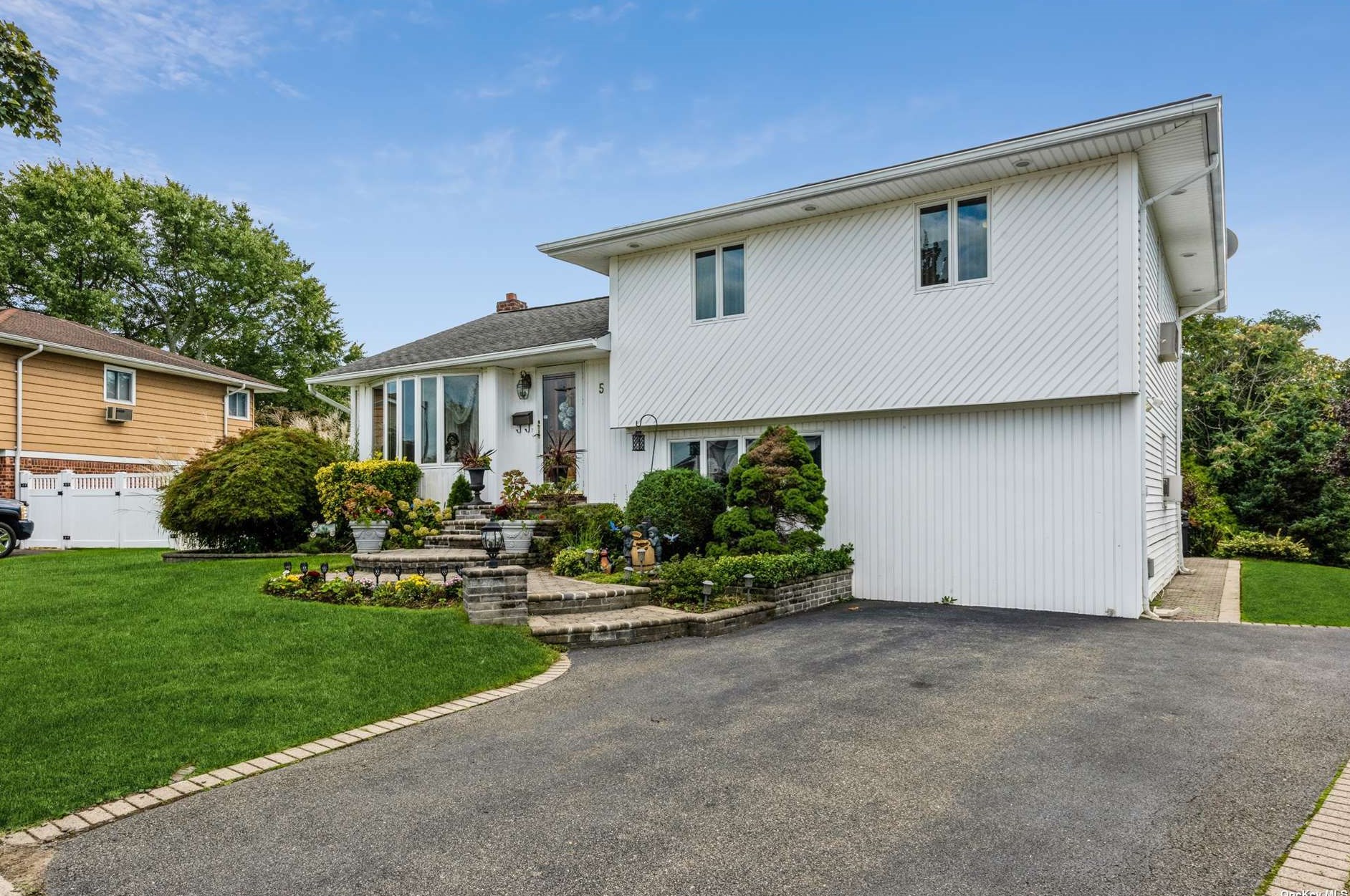 5 Eleanor Ln, Hicksville, NY 11803-6213