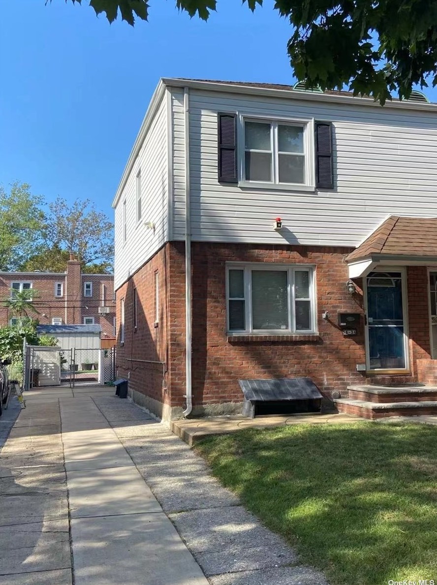 56-34 207th St, Flushing, NY 11364-1350