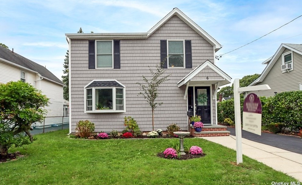 6 Winthrop St, Lynbrook, NY 11563
