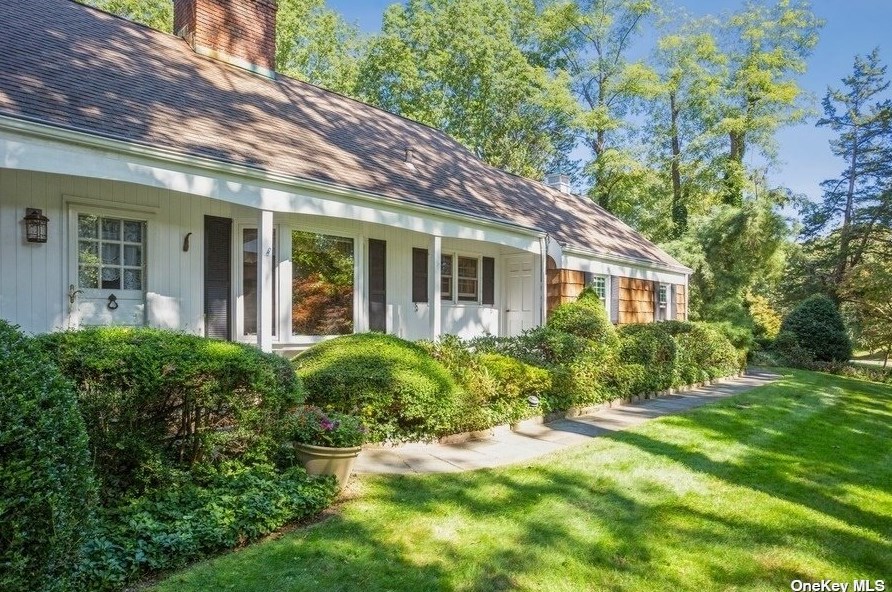19 Teapot Ln, Smithtown, NY 11787-1800
