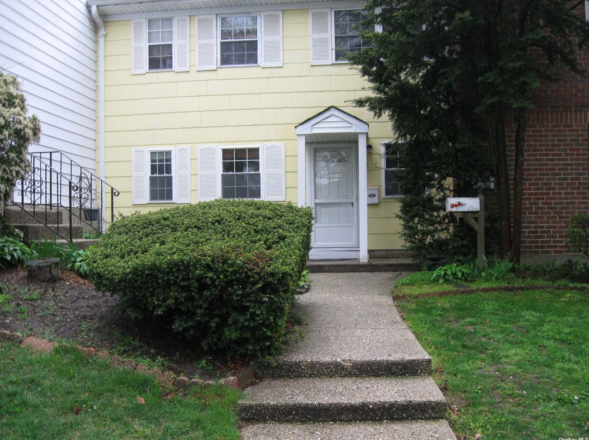 208 Towne House Vlg, Hauppauge, NY 11749-4824