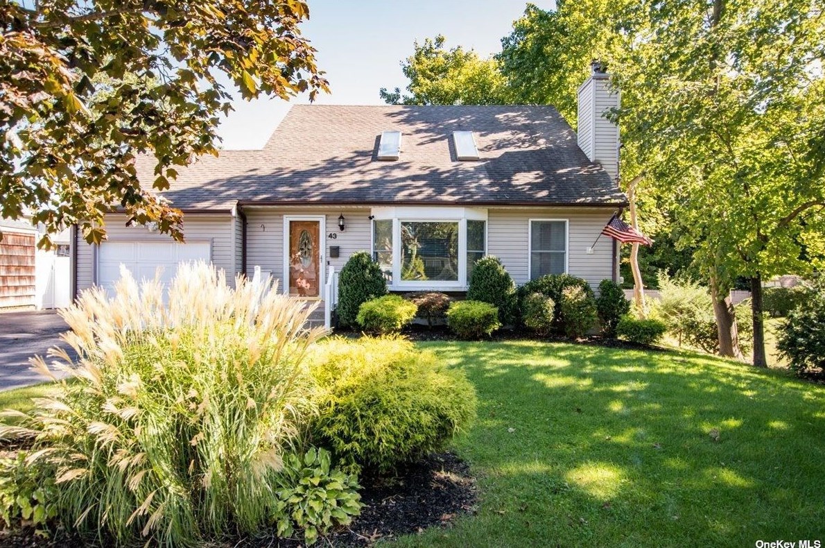 43 Summit Ave, Canaan Lake, NY 11772-2226