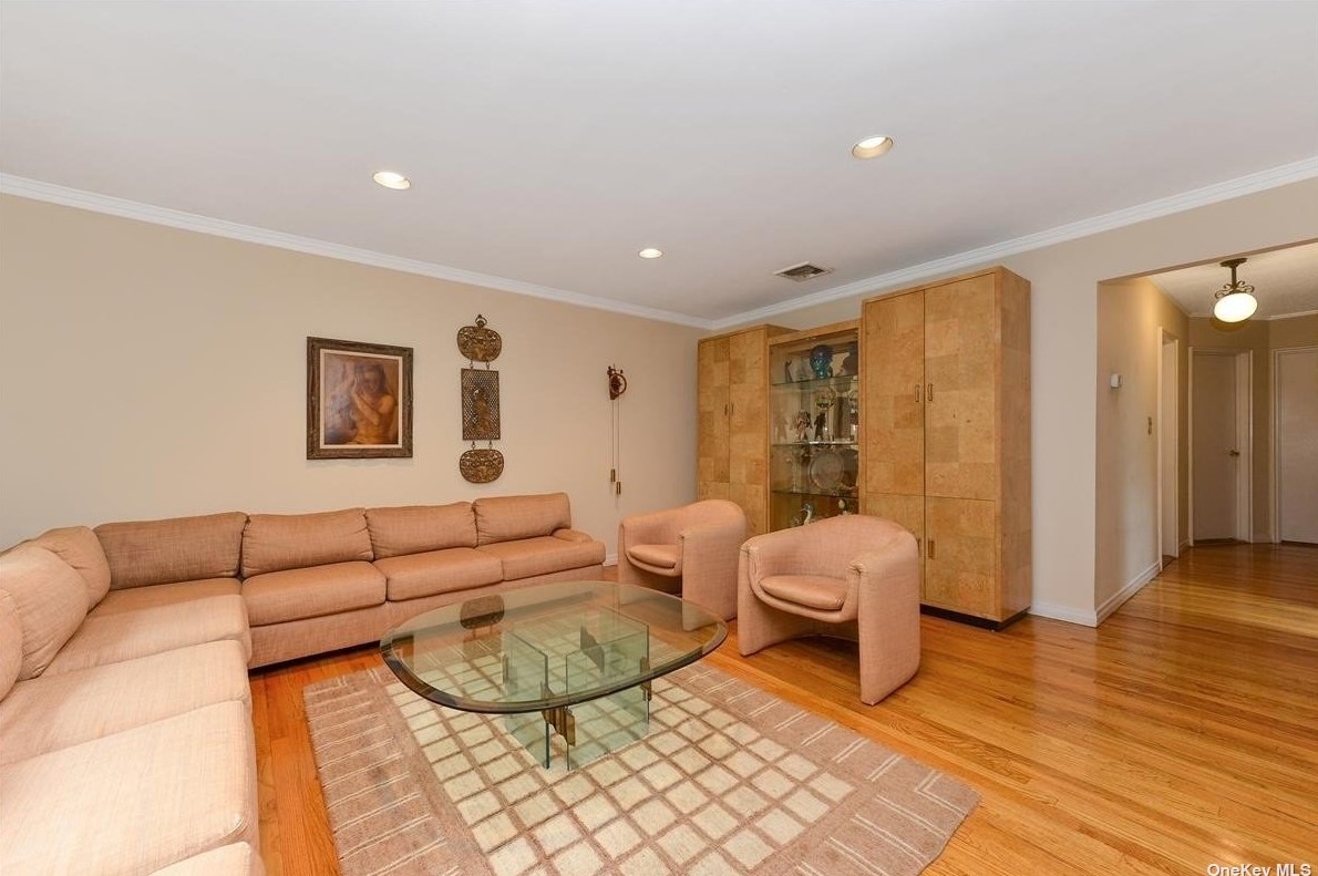 147-71 7th Ave, Flushing, NY 11357-1005