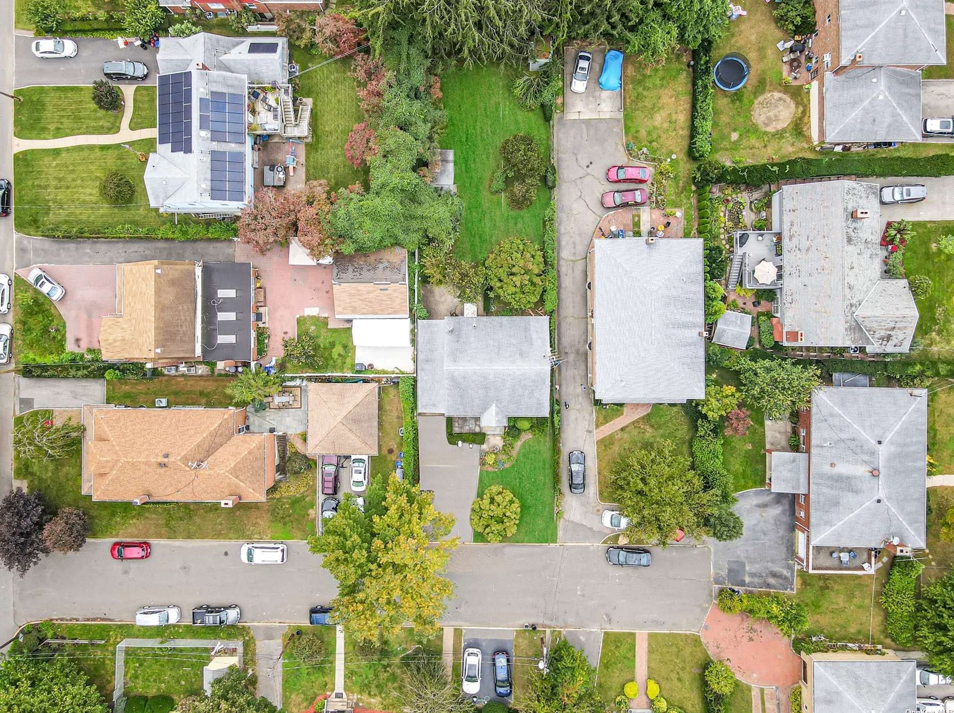 1 Dogwood Ln, Glen Cove, NY 11542-3949