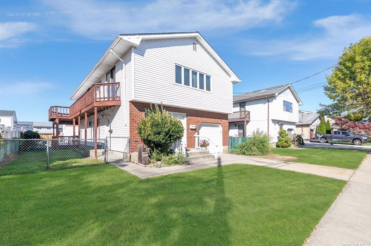 714 Miller Ave, Freeport, NY 11520-6315