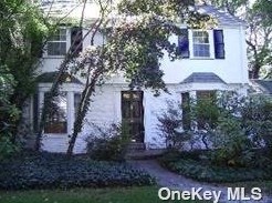 32 Rockcrest Rd, North Hills, NY 11030-3417