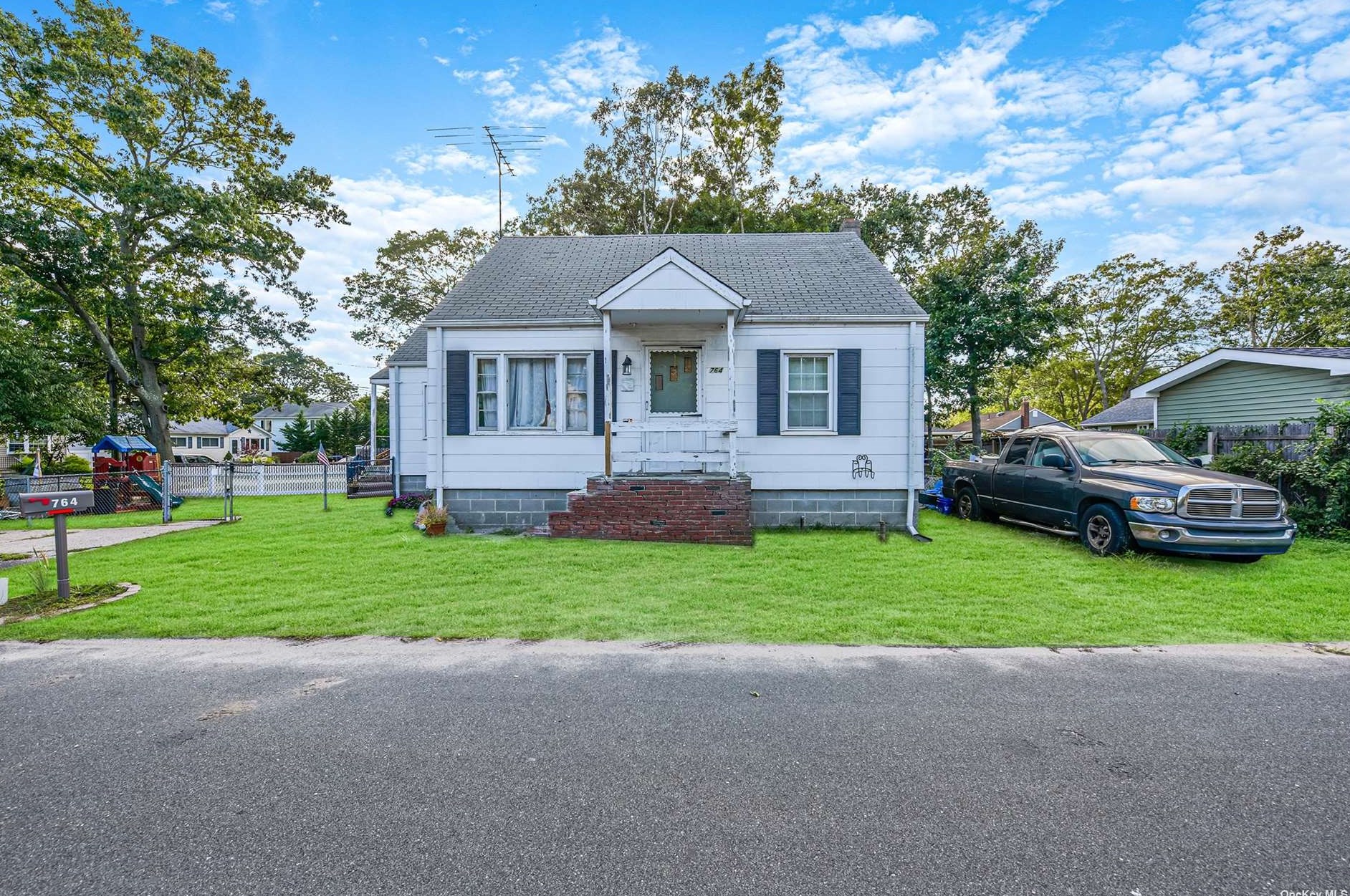 764 Ocean Ave, Canaan Lake, NY 11772-1104
