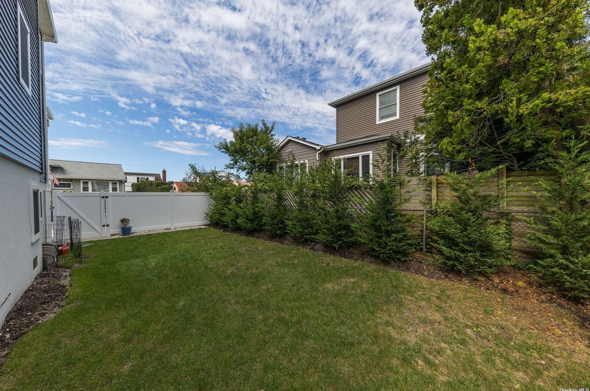 28 Kirkwood St, East Atlantic Beach NY  11561-2611 exterior