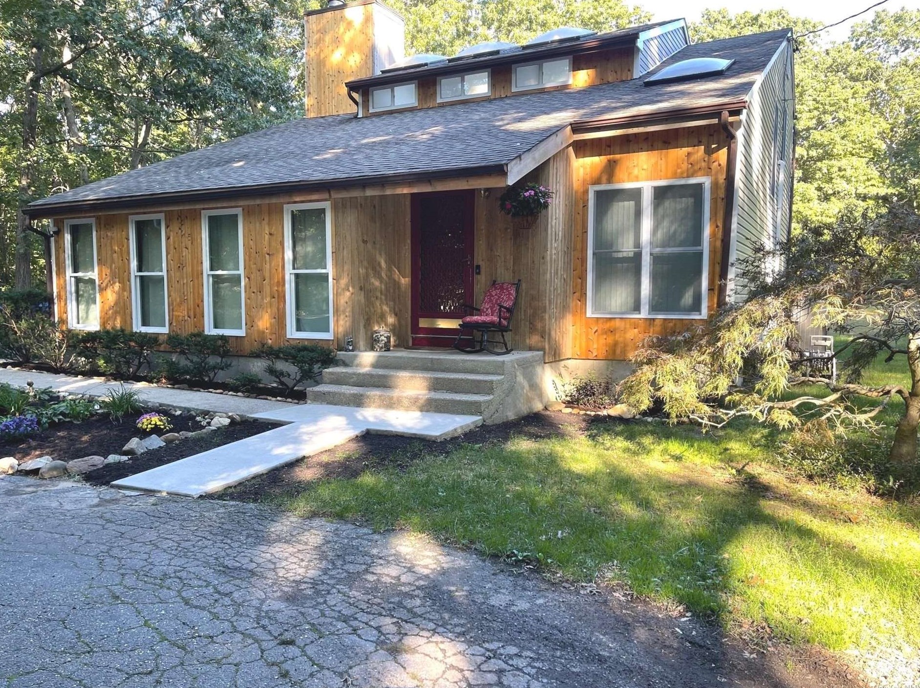 345 Adirondack Dr, Farmingville, NY 11738-2014