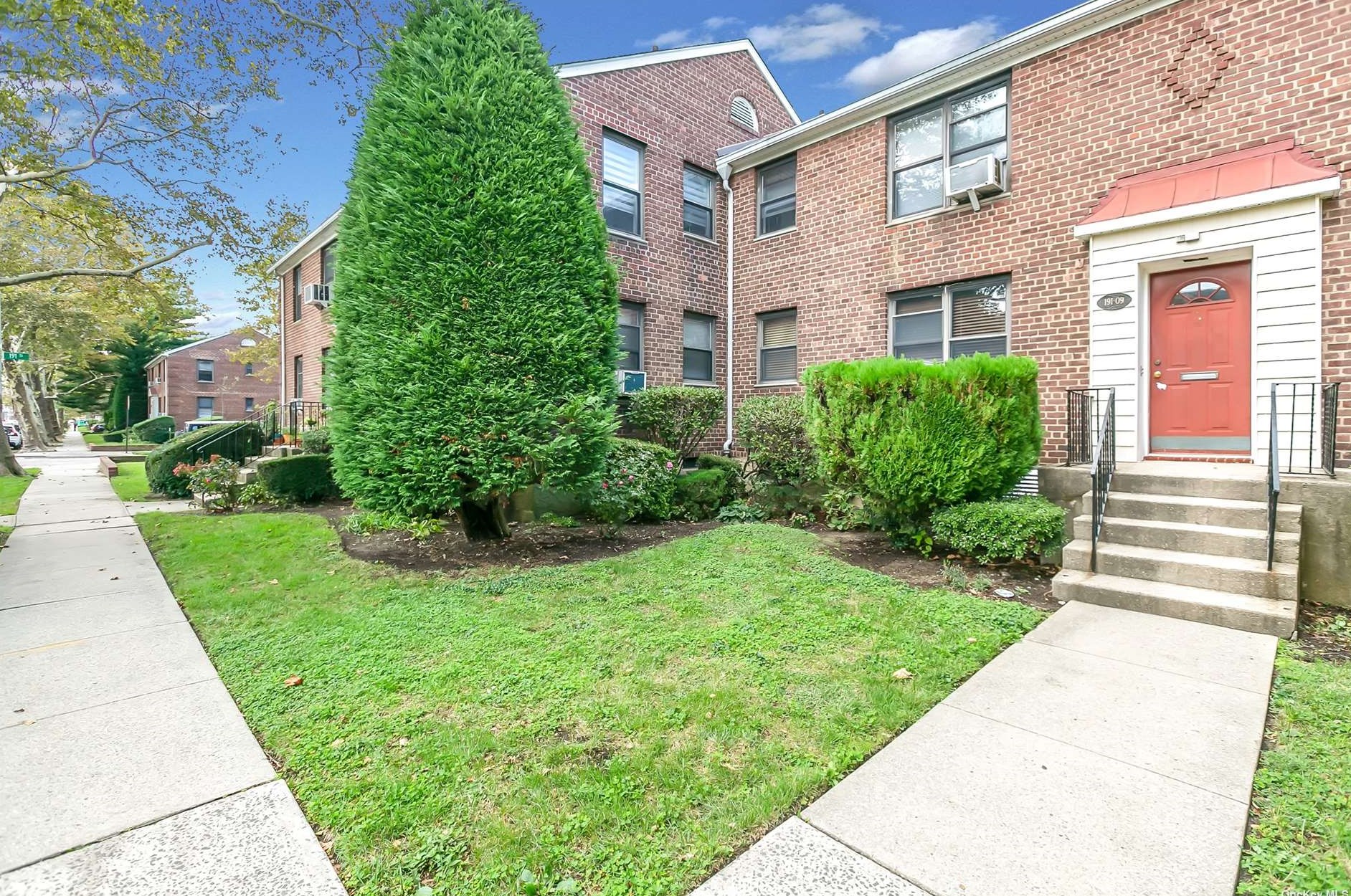 19109 39th Ave, Flushing, NY 11358-2392