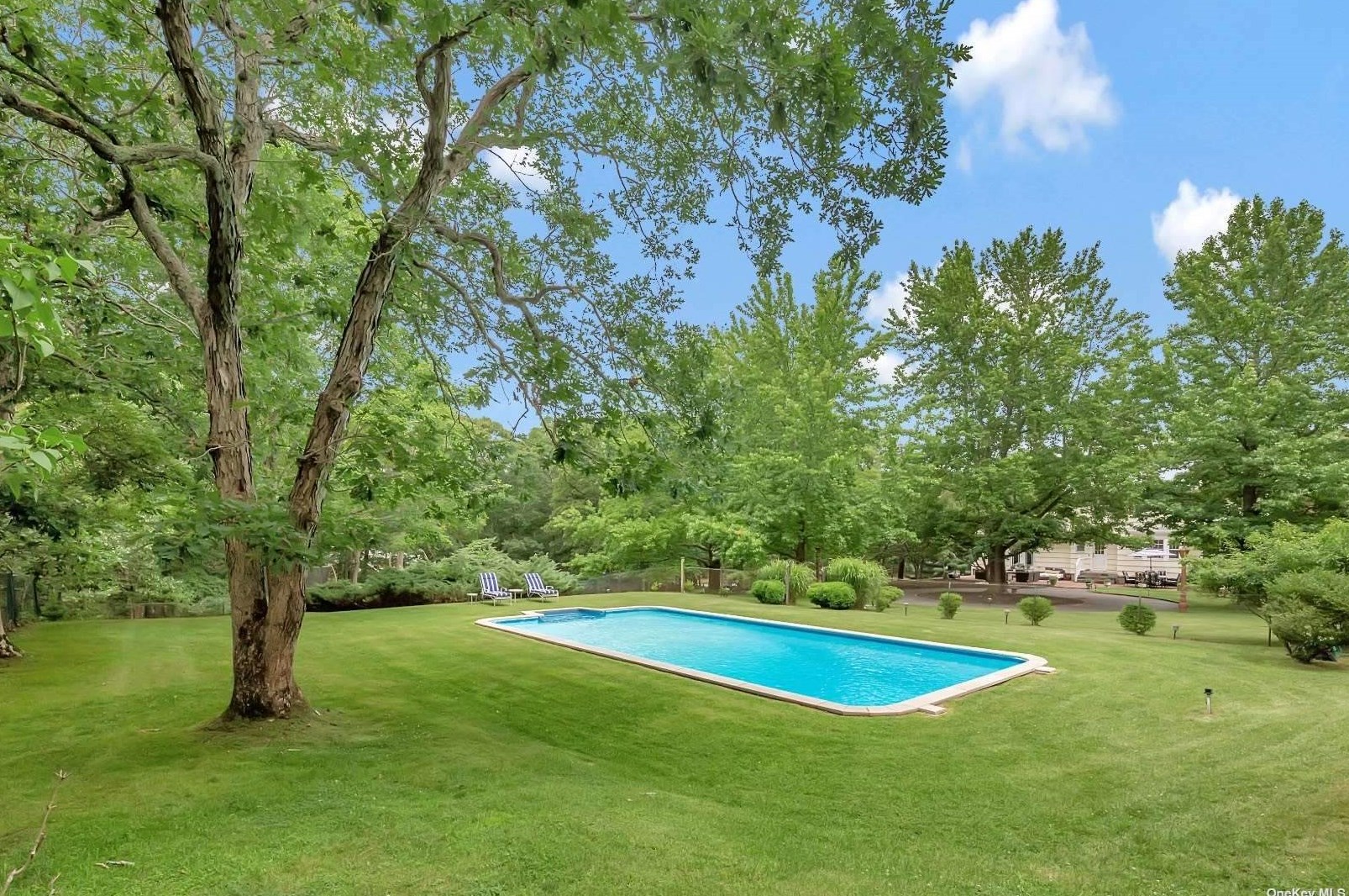 69 Red Creek Rd, Hampton Bays, NY 11946-1203