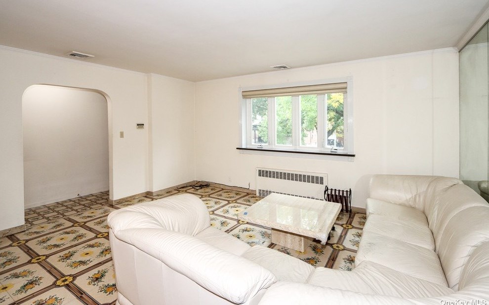 58-19 208th St, Flushing, NY 11364-1120