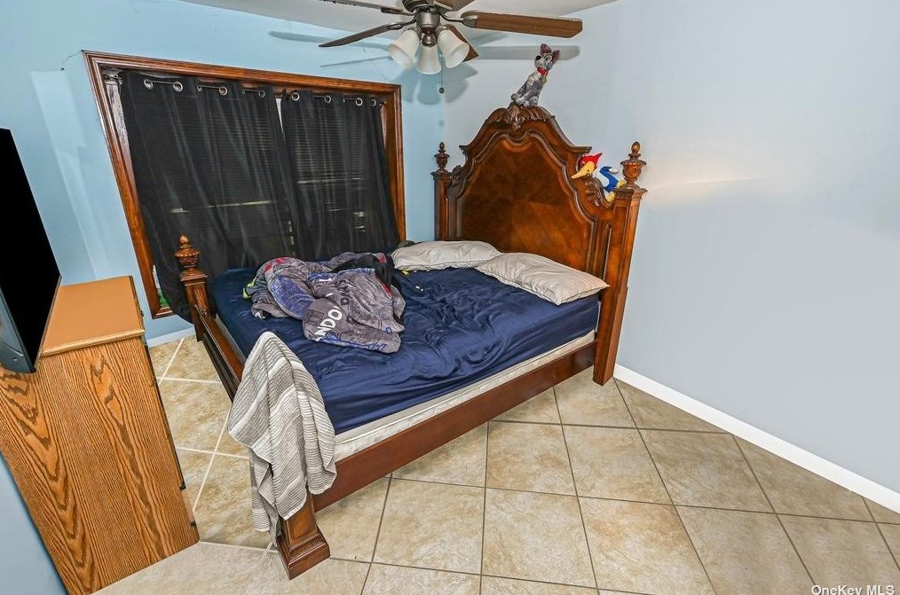 528 Rowlinson Dr, Smith Point NY 11967-1217 exterior