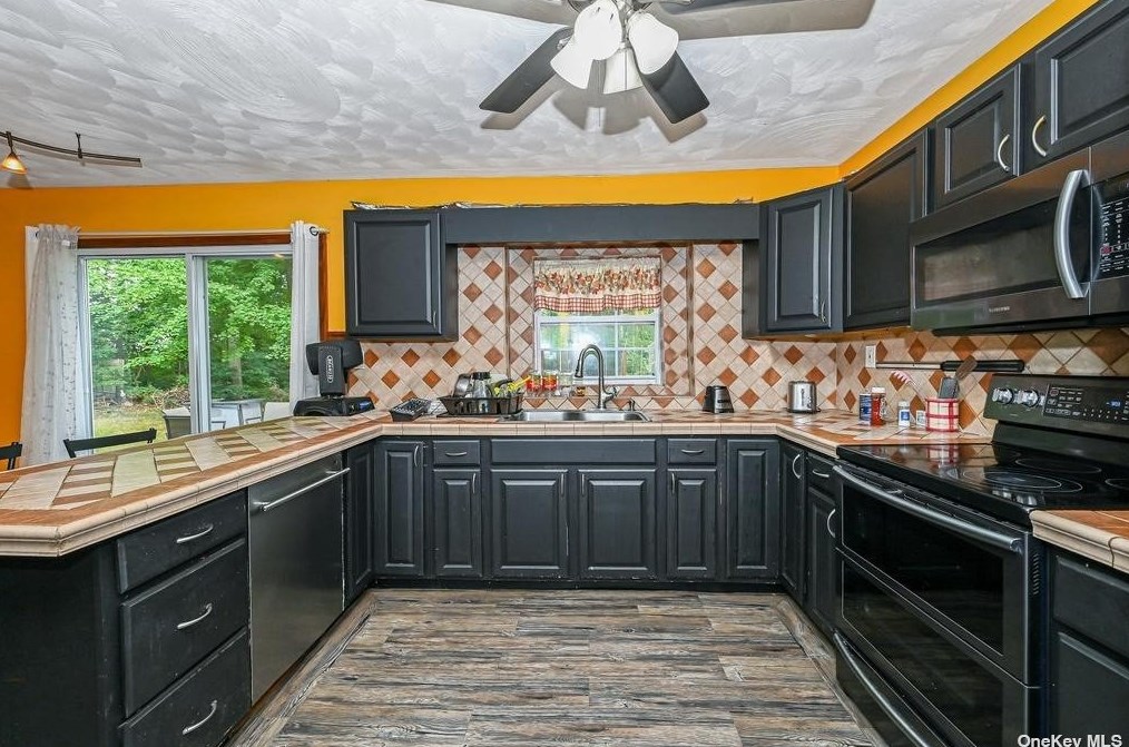 528 Rowlinson Dr, Smith Point NY 11967-1217 exterior