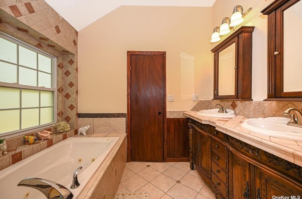 528 Rowlinson Dr, Smith Point NY 11967-1217 exterior