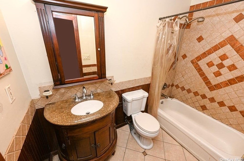 528 Rowlinson Dr, Smith Point NY 11967-1217 exterior