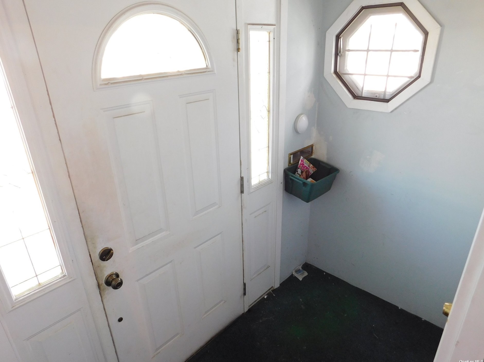 126 Lyon Pl, Lynbrook, NY 11563-2423