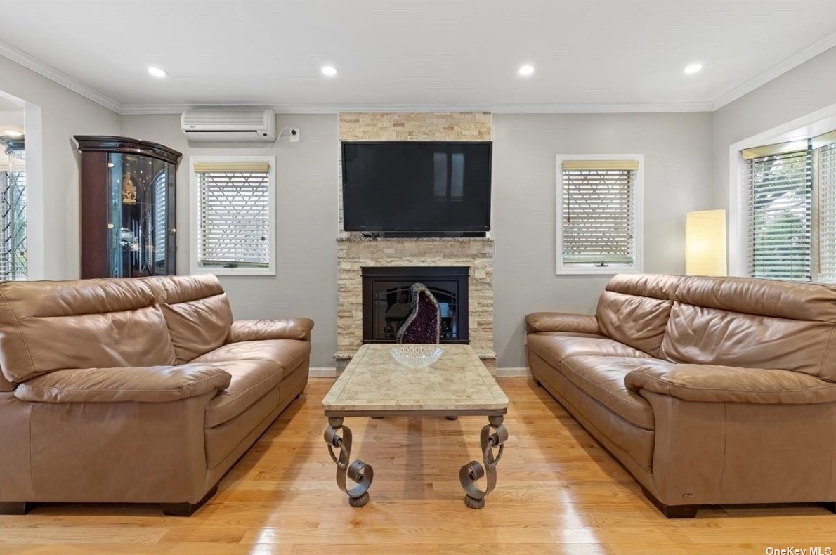 173-38 Effington Ave, Flushing, NY 11358-3721