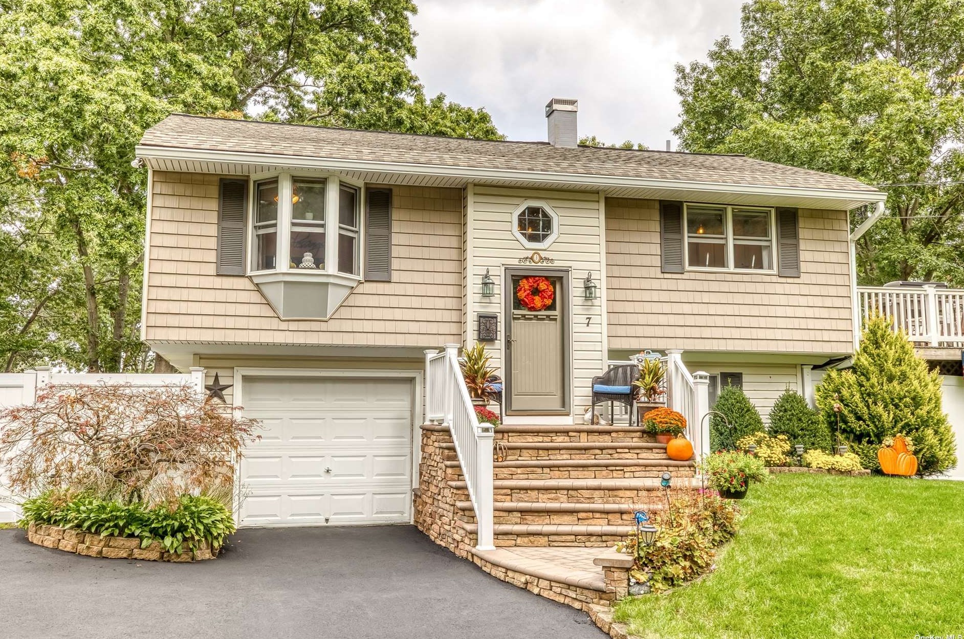 7 Trapper Ln, South Setauket, NY 11720-1340