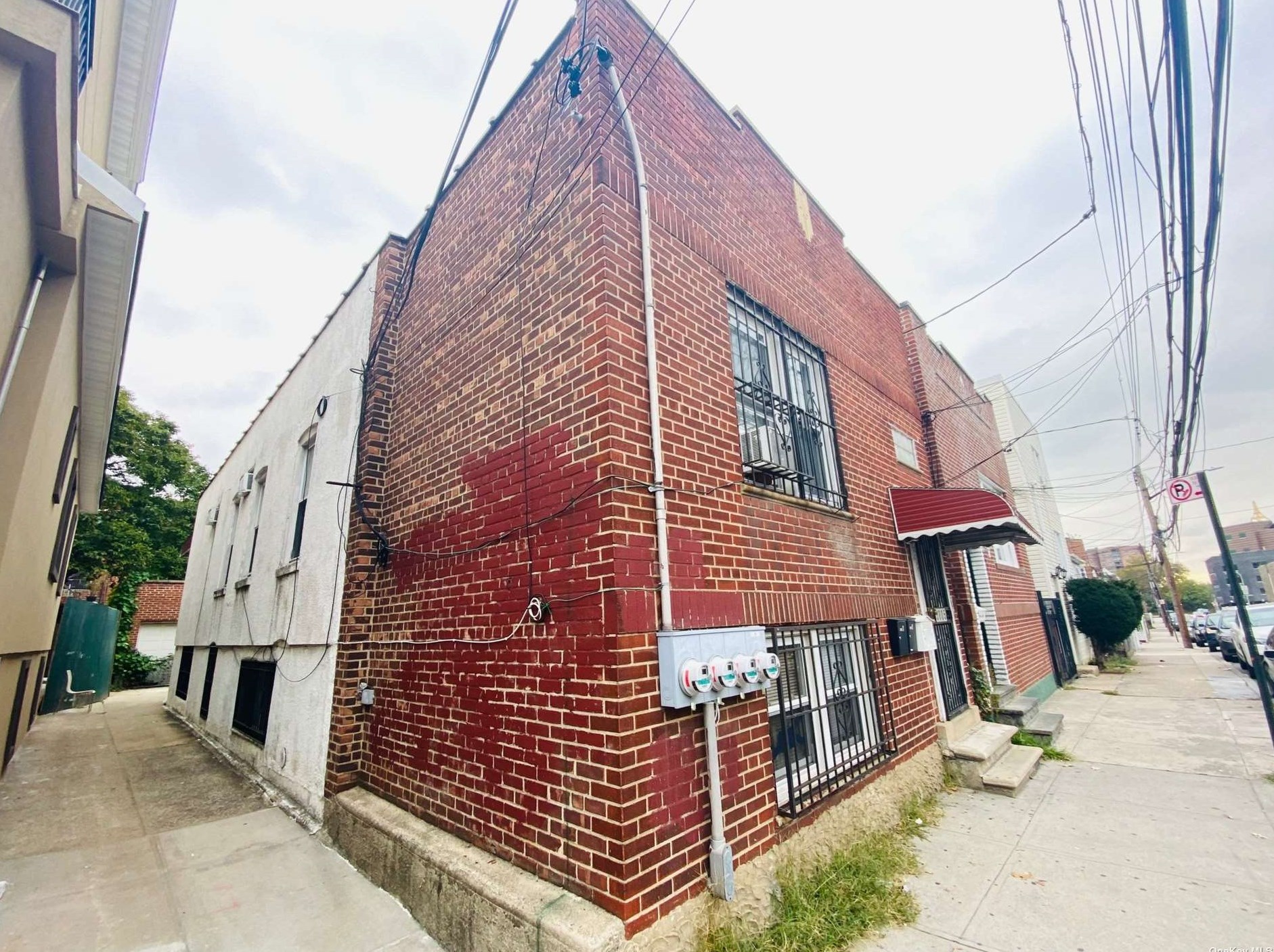 5805 Waldron St, Flushing, NY 11368-4015