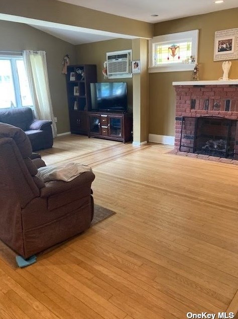 42 Elm St, Lynbrook, NY 11563-3630