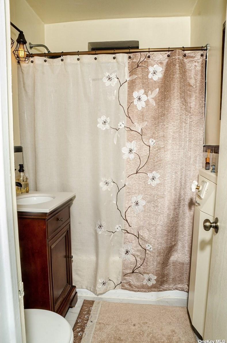 21204 73rd Ave, Flushing NY  11364-2857 exterior